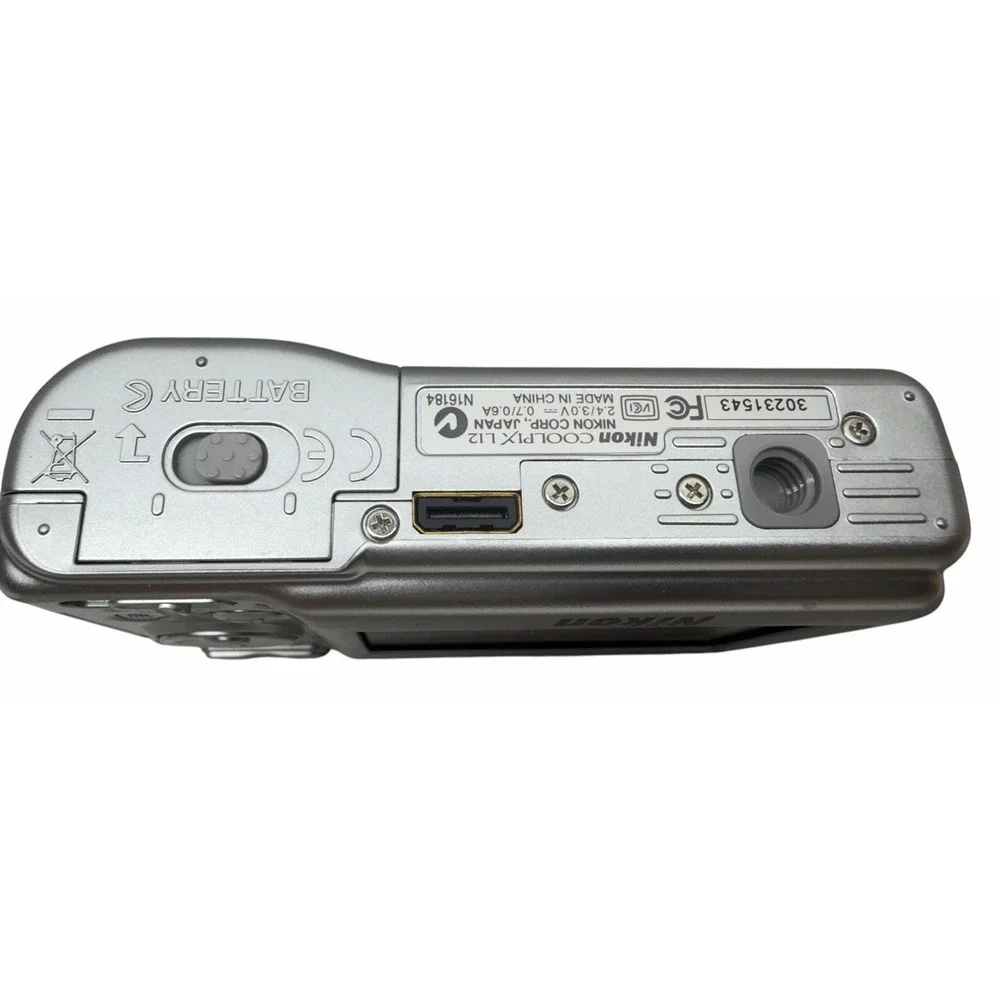 Nikon COOLPIX L12 7.1MP Digital Camera Silver Parts Repair Powers On Read